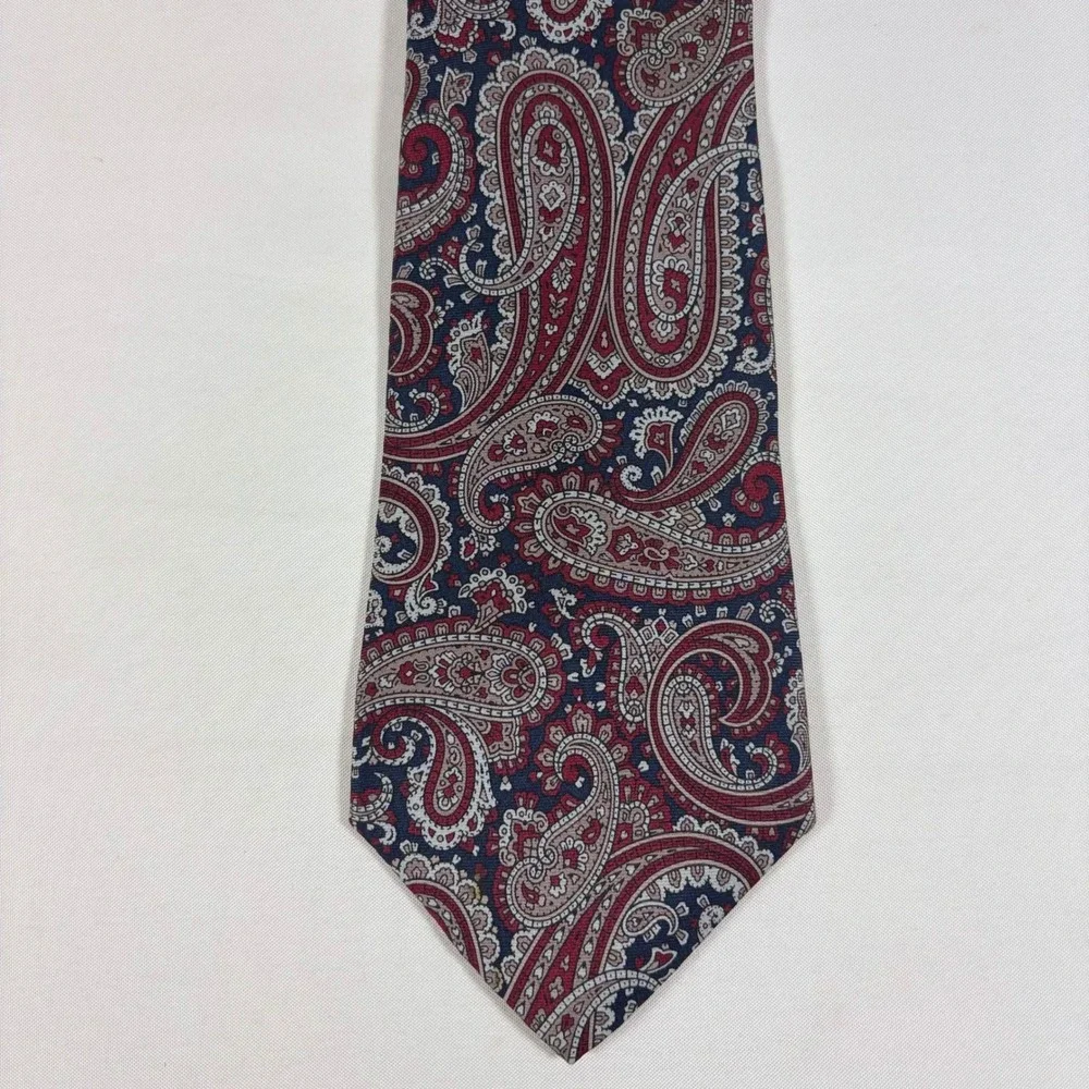 Mario Valentino Mens Silk Tie Red Navy Blue Paisley Italian Silk Made in USA‎